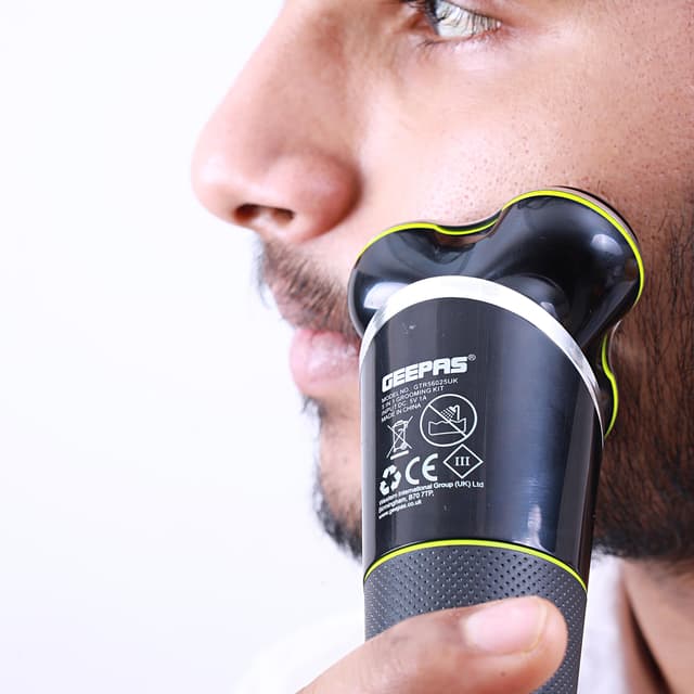 ماكينة حلاقة ( 3 رؤوس )  قابلة لإعادة الشحن  Geepas - Waterproof Men's Electric Shaver