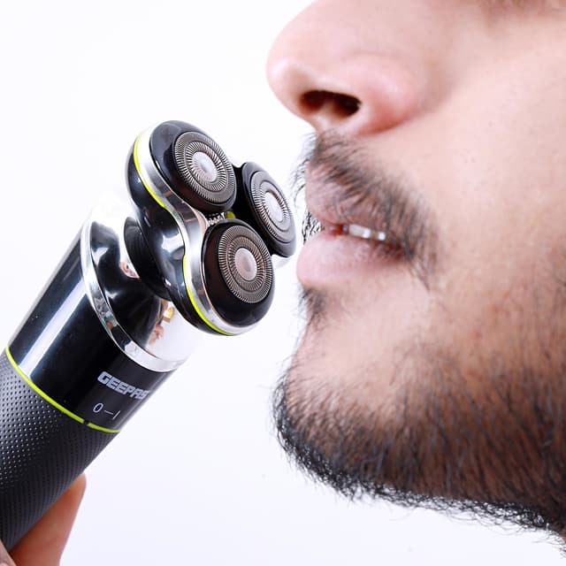 ماكينة حلاقة ( 3 رؤوس )  قابلة لإعادة الشحن  Geepas - Waterproof Men's Electric Shaver