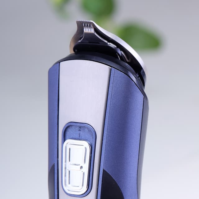 مكينة حلاقة رجالية جيباس لاسلكية 600 مللي أمبير مع أربع رؤوس تبديل Geepas Rechargeable 11 in 1Grooming Kit