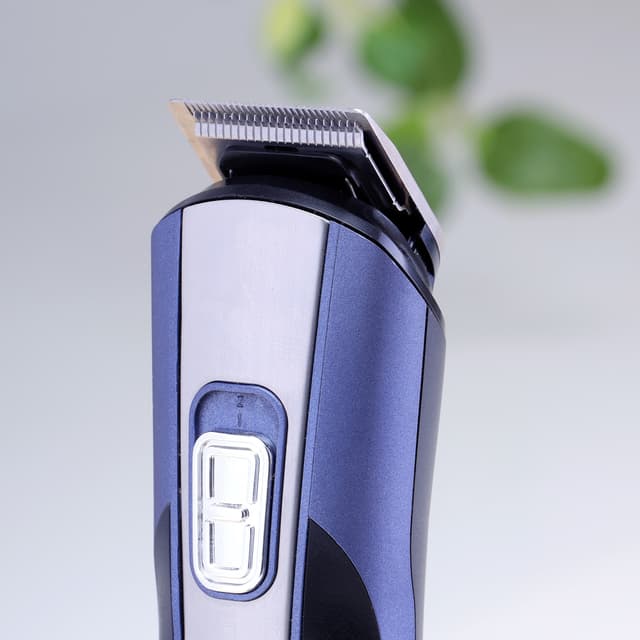 مكينة حلاقة رجالية جيباس لاسلكية 600 مللي أمبير مع أربع رؤوس تبديل Geepas Rechargeable 11 in 1Grooming Kit