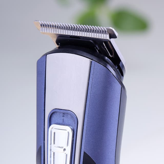 مكينة حلاقة رجالية جيباس لاسلكية 600 مللي أمبير مع أربع رؤوس تبديل Geepas Rechargeable 11 in 1Grooming Kit