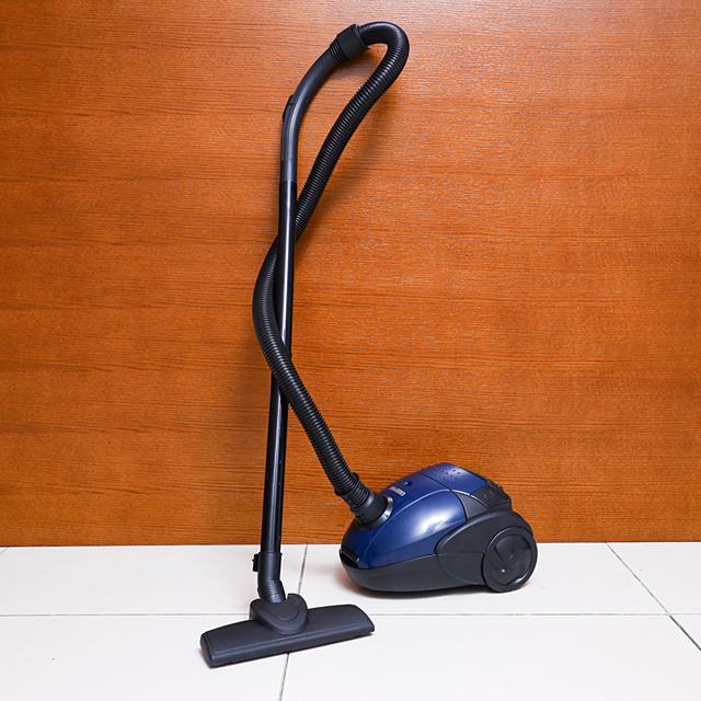 Geepas Vacuum Cleaner With Dust Bag, 2200w 1.5l Powerful Suction Dust Full Indicator Flexible Hose With Airflow On Handle Pedal Switch And Auto-Rewinding Wire 2 Years Warranty - SW1hZ2U6MTQ3MzE0
