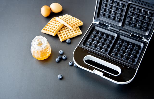 جهاز وافل بقوة 700 واط  Waffle Maker - Geepas - 124692