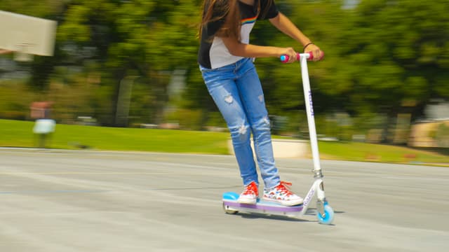 سكوتر بنات 12 كم/ساعة فولاذي مع مصابيح ملونة رازور Razor Colorful lamps Steel12KM/h Girls Scooter