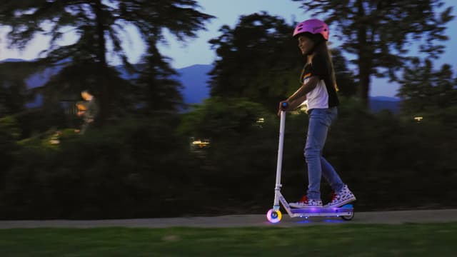 سكوتر بنات 12 كم/ساعة فولاذي مع مصابيح ملونة رازور Razor Colorful lamps Steel12KM/h Girls Scooter