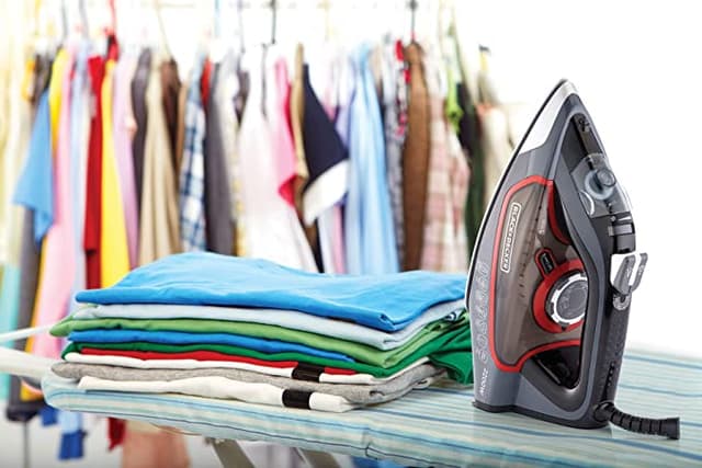 مكواة بخار للملابس 2200 واط Black+Decker Steam Iron Ceramic Soleplate