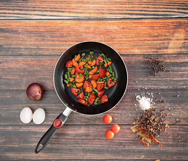 Royalford Frying Pan, 26 Cm- Aluminum Non-Stick Fry Pan - Ergonomic Handle - Saute Pan/Deep Frying