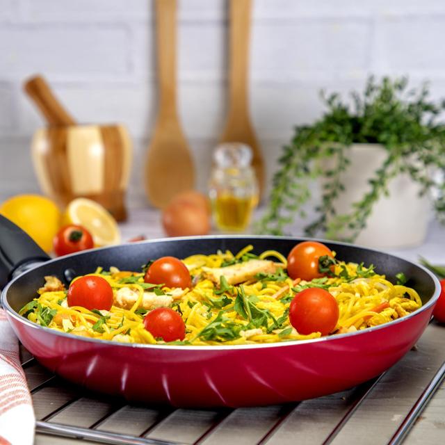 مقلاة ألمنيوم 32 سم غير لاصقة أحمر رويال فورد Royalford Non Stick Fry pan - SW1hZ2U6MzY1OTEx