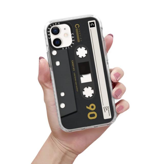 كفر آيفون بخلفية شريط موسيقي يدعم MagSafe و الشحن اللاسلكي  Casetify Cassette Collection Apple iPhone 12  Mini Case Mixtape Black - SW1hZ2U6MzYwNzAy