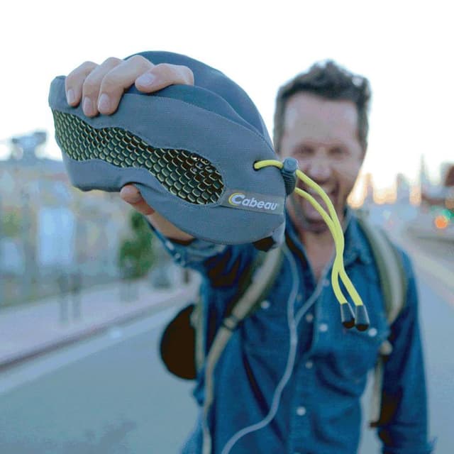 وسادة رقبة قابلة للتعديل مع حقيبة اسفنجية - رمادي وأصفر Memory Foam Evolution Travel Pillow - Stitches and Mini Grey Dots - Cabeau