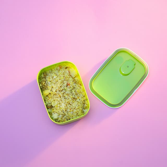 حافظة طعام مع غطاء و قفل 790مل أخضر Royalford - 790Ml Rect Food Container/Green 1X24