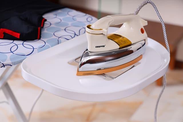 طاولة كوي كبيرة مع مسند للمكواة مقاومة للحرارة أبيض 122 X 38 رويال فورد Royalford White Heat Resistant Steam Iron Rest With Ironing Board