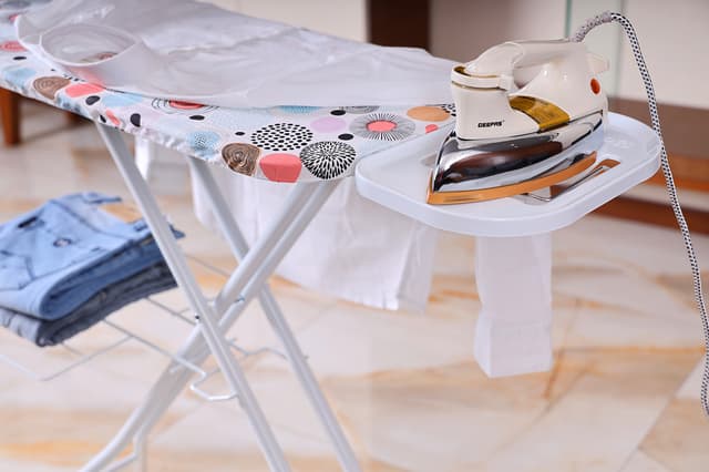 طاولة كوي مع مسند للمكواة من رويال فورد Royalford RF1965IB Ironing Board with Steam Iron Rest