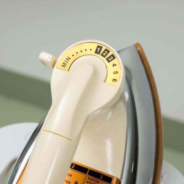 Geepas Electric Dry Iron, Golden Ceramic Soleplate, GDI2752 | Heavy Weight | Adjustable Temperature | Pilot Indicator Lamp | Overheat Protection | Swivel Cord - SW1hZ2U6NDI4NjU4