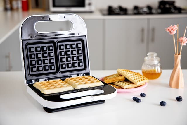 جهاز صنع الوافل باستطاعة 700 وات Geepas Electric Waffle Maker
