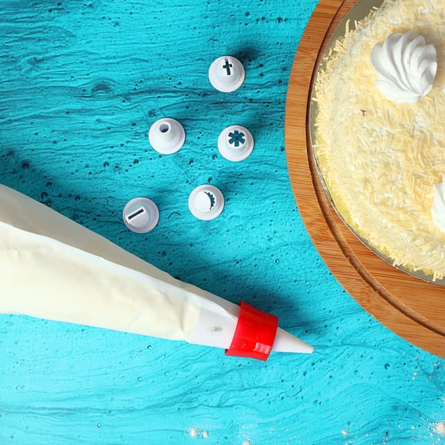 كيس تزيين الكيك مع 5 أشكال من القمع المختلفة رويال فورد Royalford RF1661-IB6 5 Nozzle Set with Icing Bag - Icing Piping Cream Pastry Bag DIY Cake Decorating Tools & Dishwasher Safe | Ideal for Icing cakes, pastries, cupcakes | Made of PVC Material