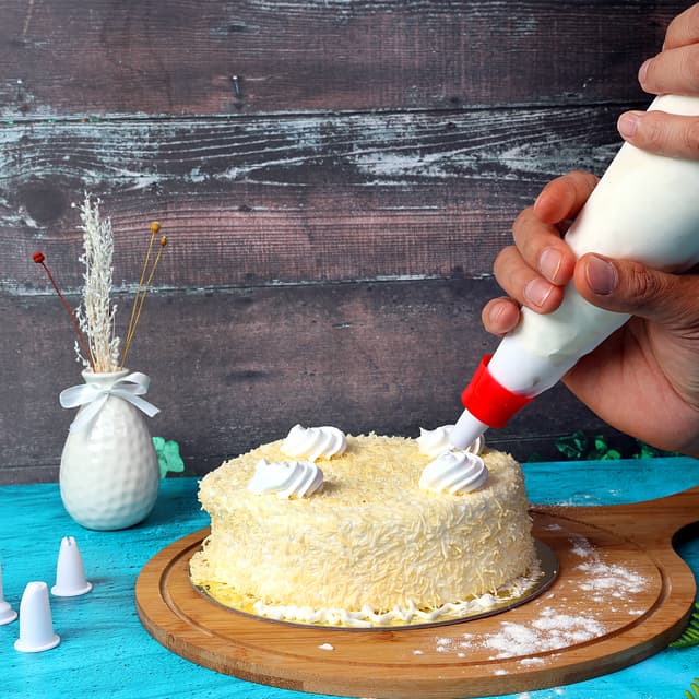 كيس تزيين الكيك مع 5 أشكال من القمع المختلفة رويال فورد Royalford RF1661-IB6 5 Nozzle Set with Icing Bag - Icing Piping Cream Pastry Bag DIY Cake Decorating Tools & Dishwasher Safe | Ideal for Icing cakes, pastries, cupcakes | Made of PVC Material