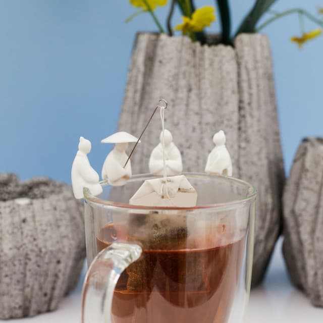 حامل ظرف الشاي على شكل صياد سمك عدد 4  Kikkerland Tea Bag Holder Fisherman - Tea Bag Holder with Hook, Great for Gifting