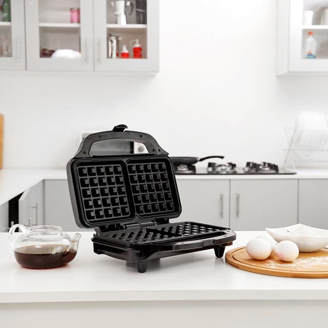 توستر بسعة شريحتين Waffle Maker With Non Stick Coating من Olsenmark - 179724