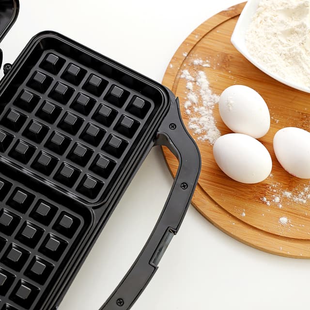 توستر بسعة شريحتين Waffle Maker With Non Stick Coating من Olsenmark - 179726