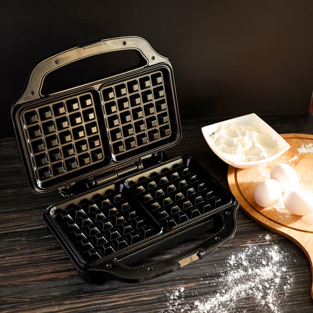 توستر بسعة شريحتين Waffle Maker With Non Stick Coating من Olsenmark - 179727