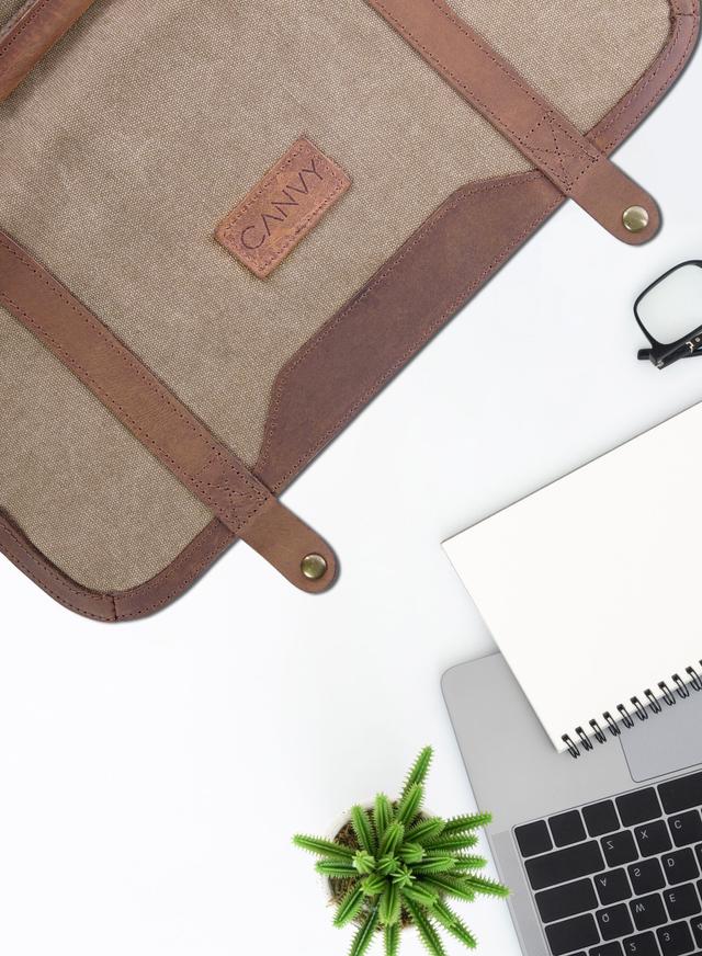 حقيبة وشنطة لابتوب لون بيج قياس 13.3 انش Canvas Messenger Backpack - Canvy - SW1hZ2U6NDE2ODM0