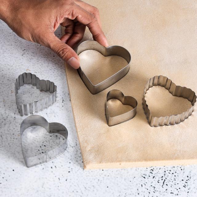 Royalford 5 Pcs Cookie Cutter Set, Stainless Steel, RF10278 - Premium-Quality, Food Grade Material, Heart Shaped Cookie Cutters with Premium Stainless Steel - SW1hZ2U6NDI3ODIw