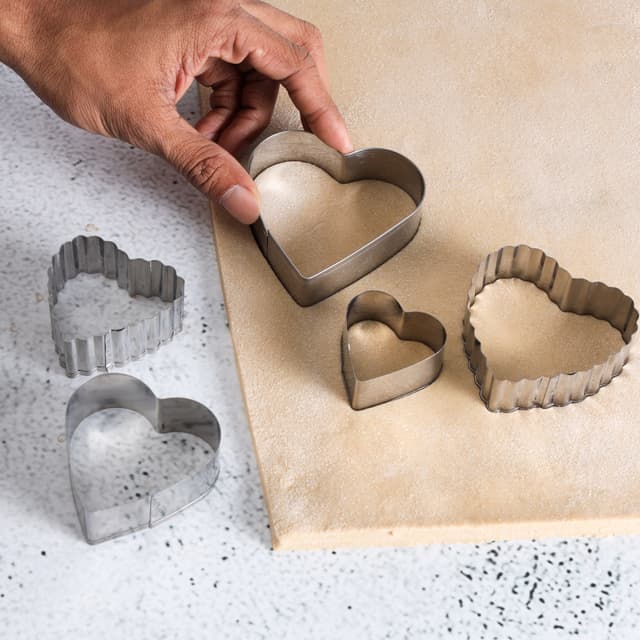مجموعة قطاعات كوكيز شكل قلب 5 قطع فضي Royalford - 5 Pcs Cookie Cutter , Stainless Steel