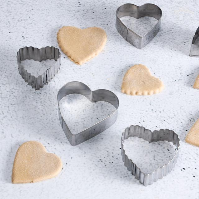 Royalford 5 Pcs Cookie Cutter Set, Stainless Steel, RF10278 - Premium-Quality, Food Grade Material, Heart Shaped Cookie Cutters with Premium Stainless Steel - SW1hZ2U6NDI3ODE4