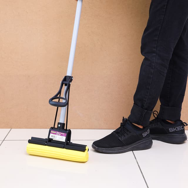 ممسحة أرضية بلون أسود واصفر من رويال فورد Royalford Sponge Roller Mop