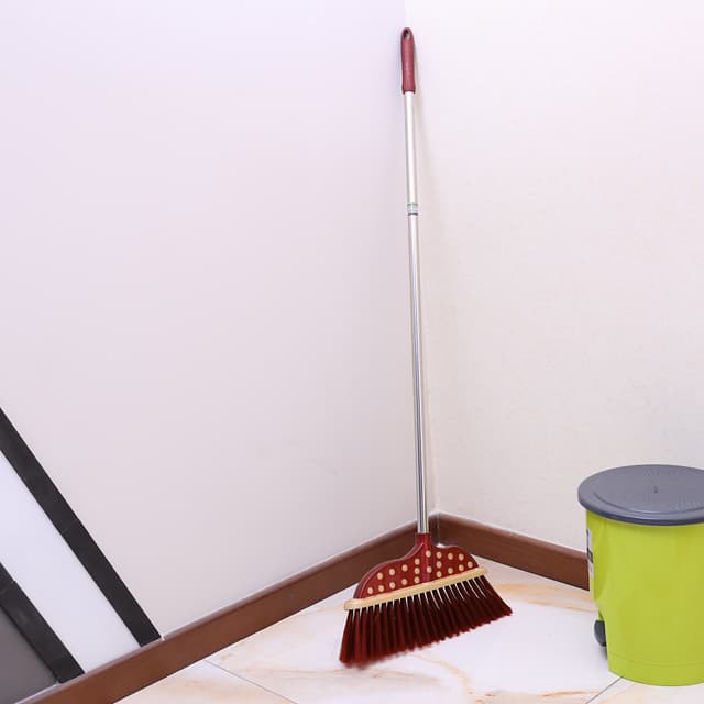 مكنسة عصا ستانلس ستيل مع مقبض قوي أحمر من رويال فورد Royalford Long Floor Broom With Strong Handle - Long Handle Broom - 174788