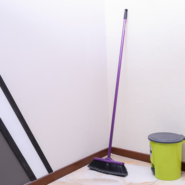 مقشة بمقبض طويل رويال فورد Royalford Professional Floor Broom - 163696