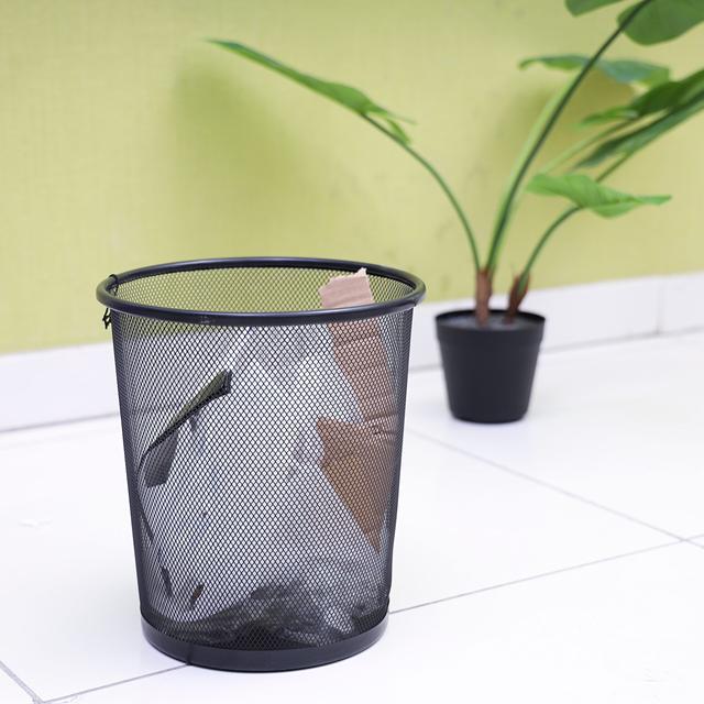 سلة مهملات بتصميم شبكة  صغيرة  أسود معدن رويال فورد Royalford Mesh Waste Bin - Portable Round Metal Small Trash Can Wastebasket - SW1hZ2U6NDA0ODU5