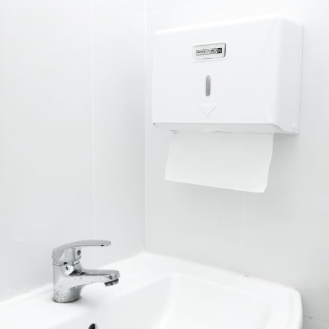 ماكينة مناديل رول من البلاستيك من رويال فورد Royalford Paper Towel Dispenser - 177664