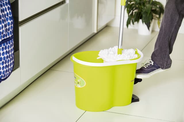 ممسحة الارضيات الدوارة لون اخضر من رويال فورد Royalford Portable Design Ajustable Height Spin Easy Mop with Micro Fiber Head for Faster Dehydration