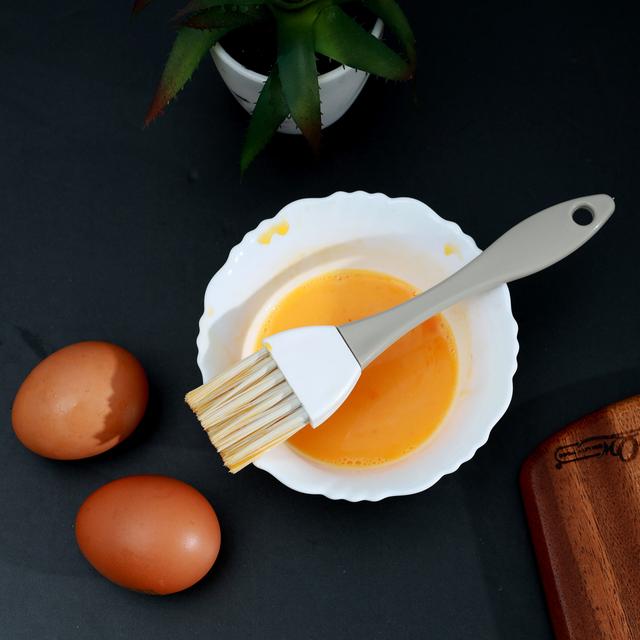 Delcasa Egg Brush With Soft And Durable Bristles, DC1984 | High Quality | Firm Grim Handle | Easy To Store & Clean | Dishwasher Safe - SW1hZ2U6NDQ0MzQ3