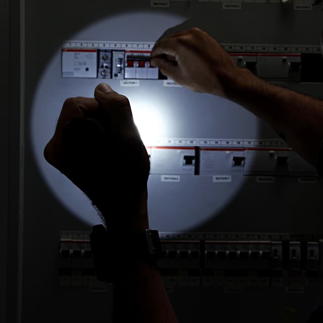 كشاف محمول قابل لإعادة الشحن Rechargeable Led Flashlight - Olsenmark