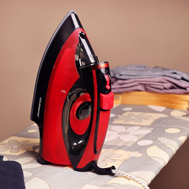 Olsenmark Ceramic Wet And Dry Steam Iron - Ceramic Soleplate - Steam/Dry/Spray/Burst Function