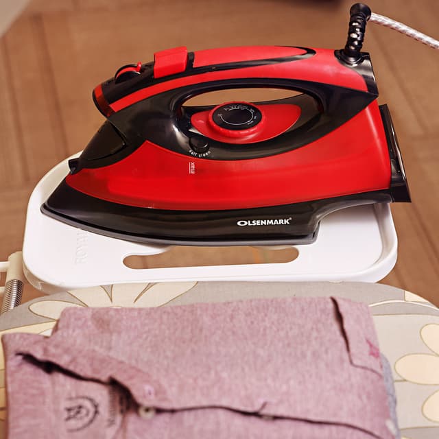 Olsenmark Ceramic Wet And Dry Steam Iron - Ceramic Soleplate - Steam/Dry/Spray/Burst Function