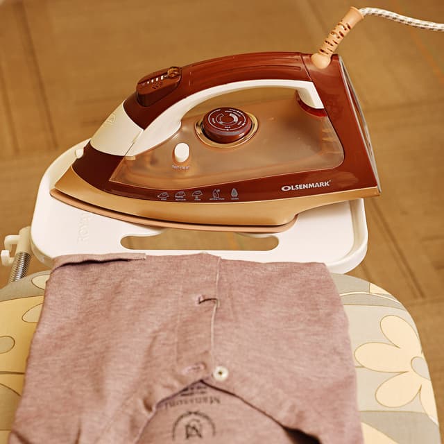 Olsenmark Ceramic Steam Iron - Dry/Spray/Vertical Steam - Adjustable Temperature - 360 Degree Swivel - SW1hZ2U6NDUxMTgy