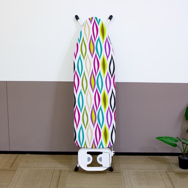 طاولة مكواة قابلة للطي مع مقبص كهربائي من رويال فورد Royalford Mesh Ironing Board With Socket - 191477