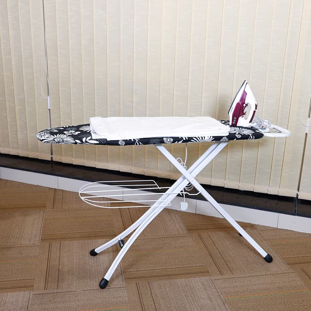 طاولة مكواة قابلة للطي مع مقبص كهربائي من رويال فورد Royalford Mesh Ironing Board With Socket - 191483