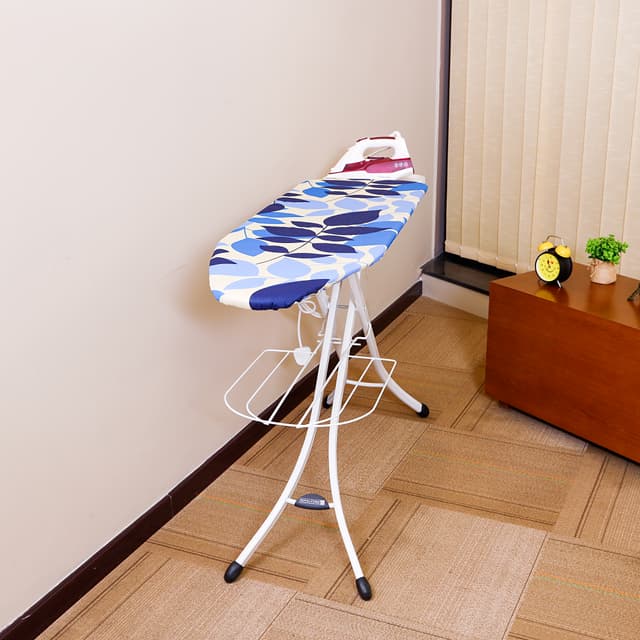 طاولة مكواة قابلة للطي مع مقبص كهربائي من رويال فورد Royalford Mesh Ironing Board With Socket - 191485