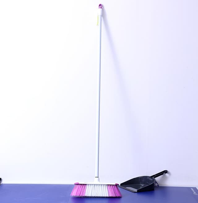 مكنسة عصا مع رأس قابل للفك أبيض وبنفسجي رويال فورد Royalford White ِِAnd Purple Broom With Handle