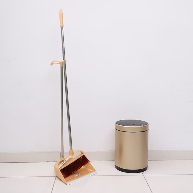 مكنسة مع جاروف بلاستيك من رويال فورد  Royalford Plastic Broom With Dustpan Set - Hand Broom With Synthetic Stiff Bristles - 193035