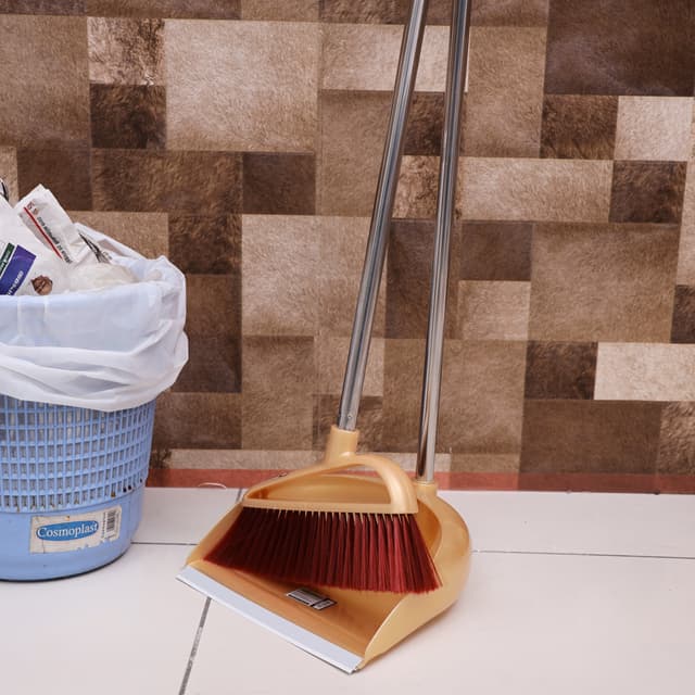 مكنسة مع جاروف بلاستيك من رويال فورد  Royalford Plastic Broom With Dustpan Set - Hand Broom With Synthetic Stiff Bristles - 193037