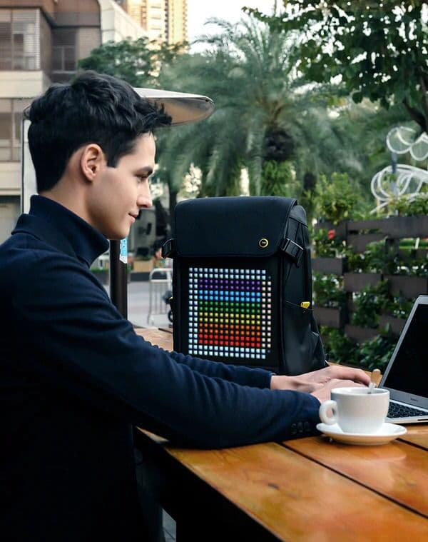 شنطة الظهر الذكية مع شاشة وتطبيق ذكي Divoom Sling Bag Travel Backpack for Women & Men