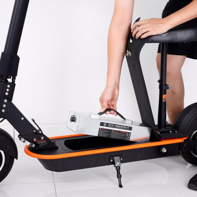 سكوتر كهربائي قابل لإعادة الشحن قياس 8 انش electric scooter Replaceable battery - Crony