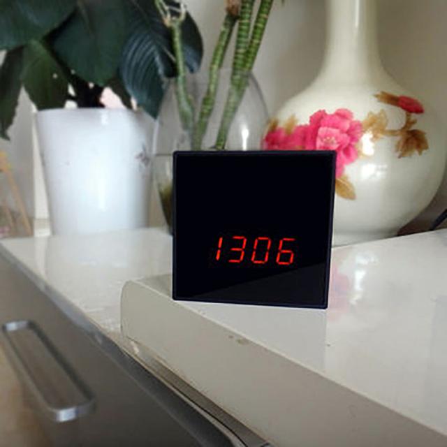 كاميرا مراقبة مخفية مع ساعة رقمية وشاحن وايرلس كروني Wireless Smart camera with Wireless charger clock Phone Charger WIFI - SW1hZ2U6NjEyNDIz