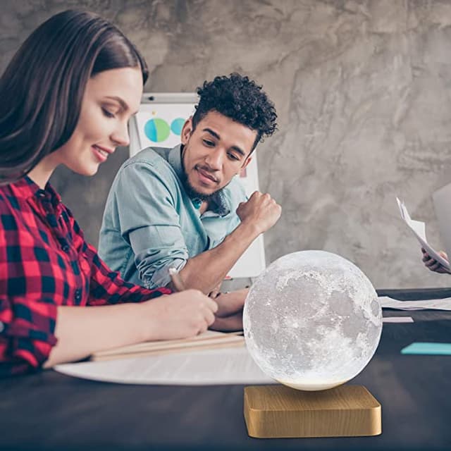 مصباح ضوء القمر Levitating LED Moon Lamp Floating and Spinning 3D